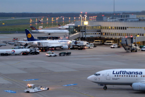 Lufthansa Airbus A330-300 am Frankfurter Flughafen mit umliegender Flughafeninfrastruktur und klarem blauen Himmel.