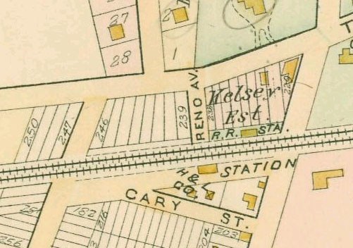 Alte Karte einer dicht bebauten Stadt mit nummerierten Parzellen und Text, beschriftet als Land zum Verkauf am unteren Rand.