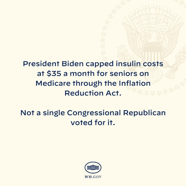 Plakat mit der Aufschrift "Präsident Biden beschränkt Insulin-Kosten auf 35 Dollar pro Monat für Senioren mit Medicare durch das Inflation Reduction Act" und einem Logo.