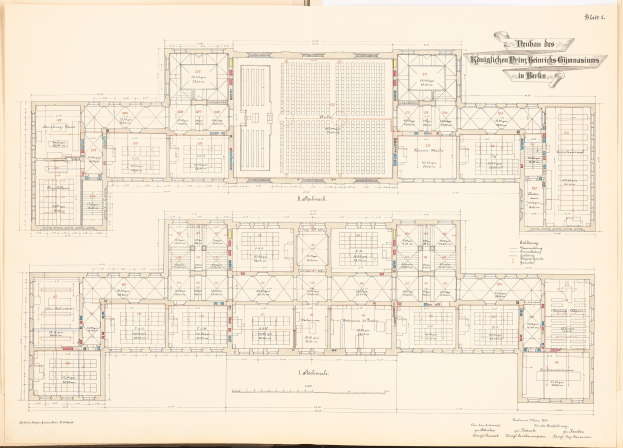 Offenes Buch mit detailliertem Grundriss des Berliner Olympischen Gymnasiums mit Anmerkungen zu Raumgrössen, Fenster- und Türpositionen sowie anderen architektonischen Merkmalen.