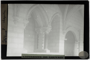 Ein Schwarz-Weiß-Foto eines Universitätsgebäudes mit Säulen und Bögen, mit Text unten, der darauf hinweist, dass es eine Universität ist.