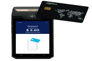 Mobiltelefon mit einer Kreditkarte neben einem Ingenico-Mobilzahlungssystem.