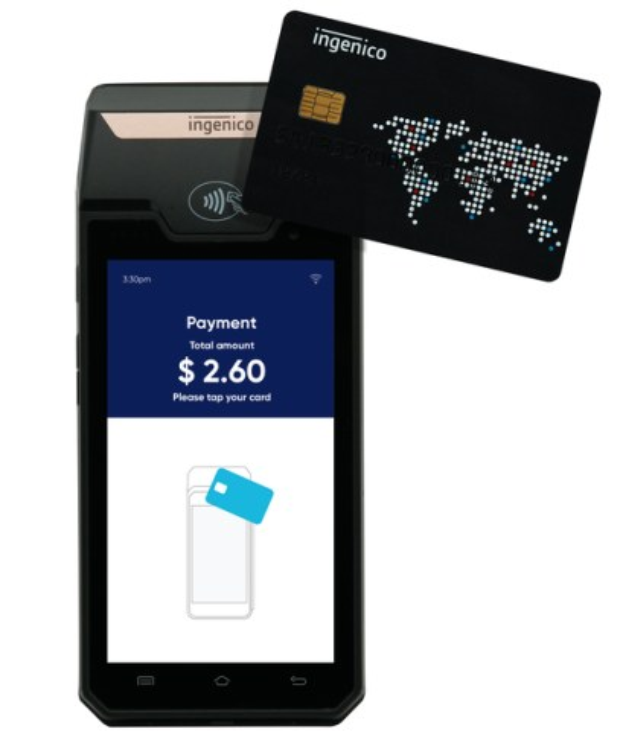 Mobiltelefon mit einer Kreditkarte neben einem Ingenico-Mobilzahlungssystem.