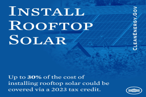 Plakat mit Text über einen 2023-Steuerkredit, der bis zu 30 % der Kosten für die Dachsolarinstallation deckt, mit Bäumen und einem Gebäude mit Solarpaneelen im Hintergrund.