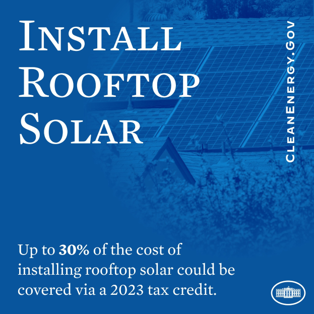Plakat mit Text über einen 2023-Steuerkredit, der bis zu 30 % der Kosten für die Dachsolarinstallation deckt, mit Bäumen und einem Gebäude mit Solarpaneelen im Hintergrund.