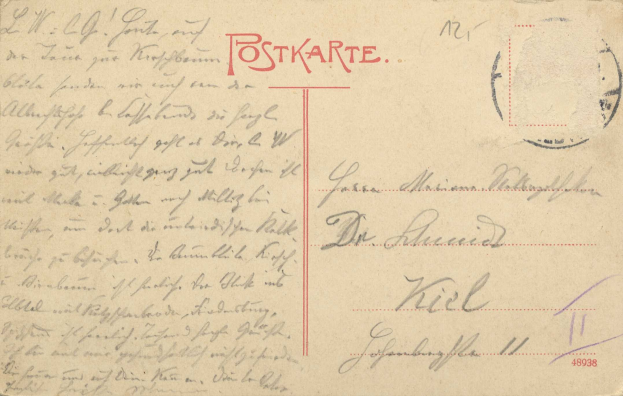 Eine alte Postkarte aus Deutschland mit einem roten Stempel und handgeschriebener Text, wahrscheinlich ein Brief von der deutschen Regierung.