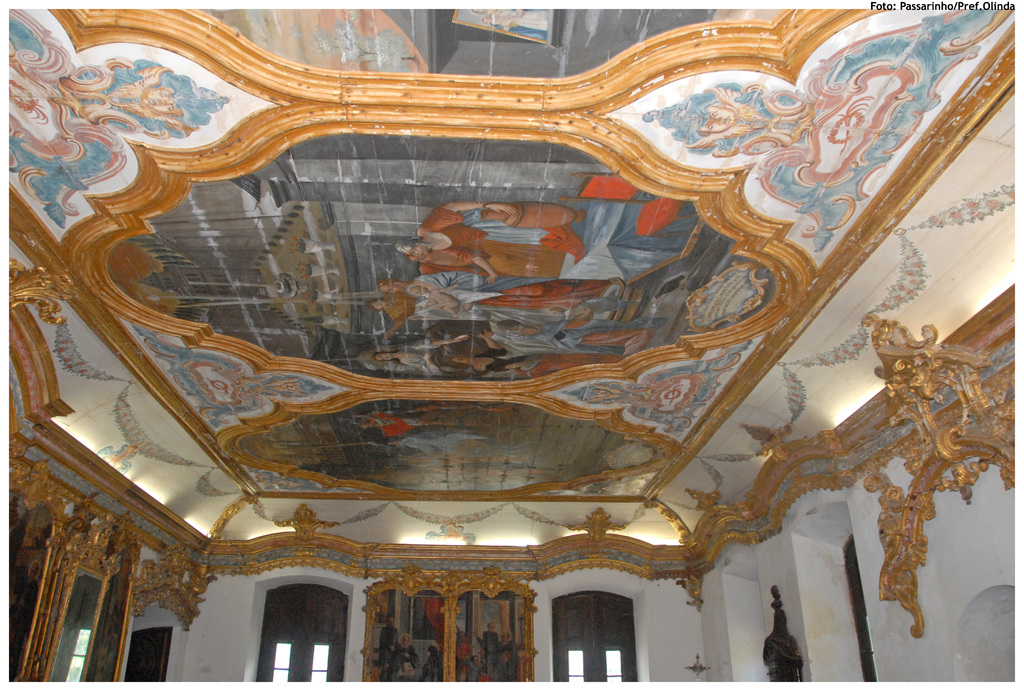 Das Bild zeigt Architekturzeichnungen eines Dachs und der rechten Seitenwände eines Gebäudes.