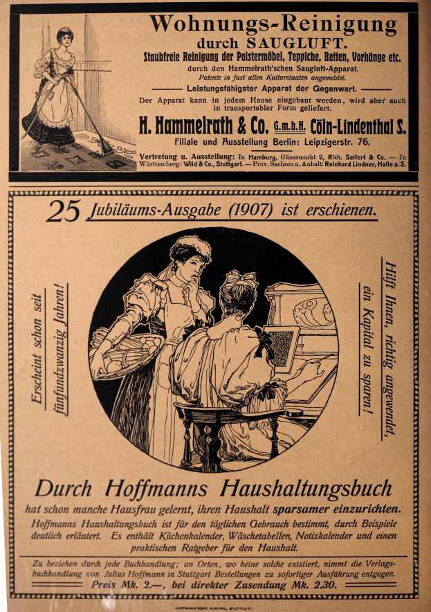 Eine alte Werbung für einen Damenbekleidungsladen mit einem Mann im Anzug und einer Frau in Schürze und Kleid, beide mit ernsten Gesichtern, vor einem hellblauen Hintergrund mit fetter Schrift.