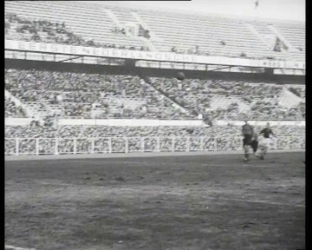 Schwarzes und weißes Foto eines Fußballspiels in einem Stadion, mit Spielern auf dem Feld und Zuschauern in den Rängen, beschriftet mit "1961-1962 Niederländische Fußballliga-Finale" oben und unten.