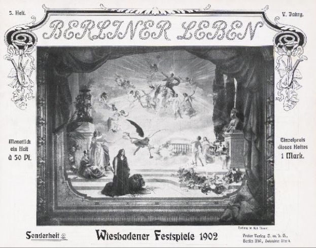 Schwarzes und weißes Foto einer Bühne mit Künstlern in traditioneller deutscher Tracht während der Wiesbadener Festspiele 1902, mit einem applaudierenden Publikum im Hintergrund.
