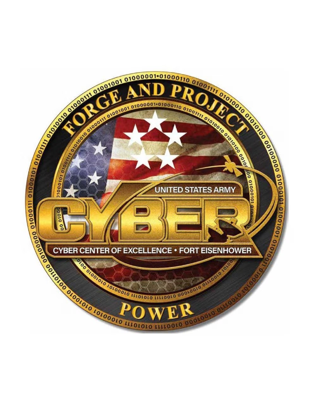 Das Logo des United States Army Cyber Center of Excellence, Fort Eisenhower, zeigt einen blauen Kreis mit einem weißen Stern, umgeben von einem weißen Rand, und die Inschrift "Forge and Project Cyber Power" in fetter, schwarzer Schrift darunter.