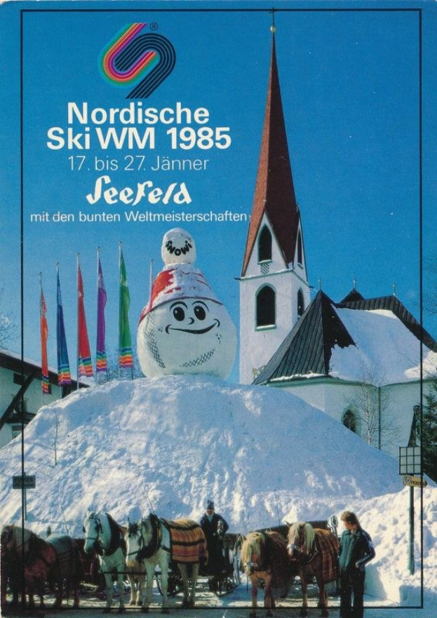 Plakat für die Nordischen Skiweltmeisterschaften 1985 in Seefeld, Schweiz, das eine verschneite Landschaft mit Skifahrern, Pferden, Flaggen, Gebäuden, Bäumen und Text zeigt.