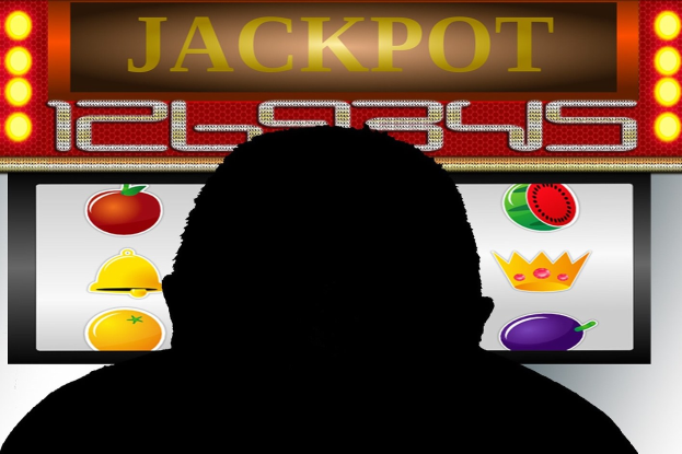 Ein Mann spielt an einem Automaten mit "Jackpot" angezeigt, umgeben von einer Tafel mit Text- und Obstbildern, was auf ein Online-Casinospiel hinweist.