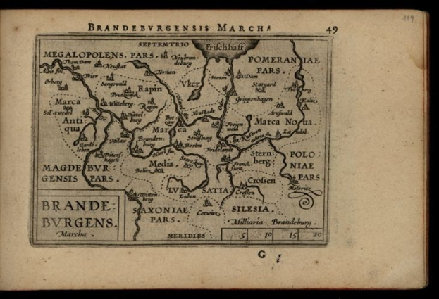 Altes Buch mit schwarzem Einband, das eine detaillierte Karte der Brandenburg-Region in Deutschland zeigt, einschließlich geografischer Merkmale wie Flüsse, Berge und Städte, mit begleitendem Text.