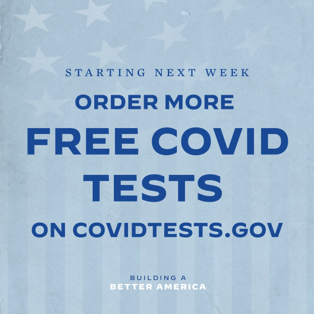 Plakat mit fetter weißer Schrift auf blauem Hintergrund, auf dem steht: "Ab nächster Woche mehr kostenlose Covid-Tests auf CovidTests.gov bestellen."