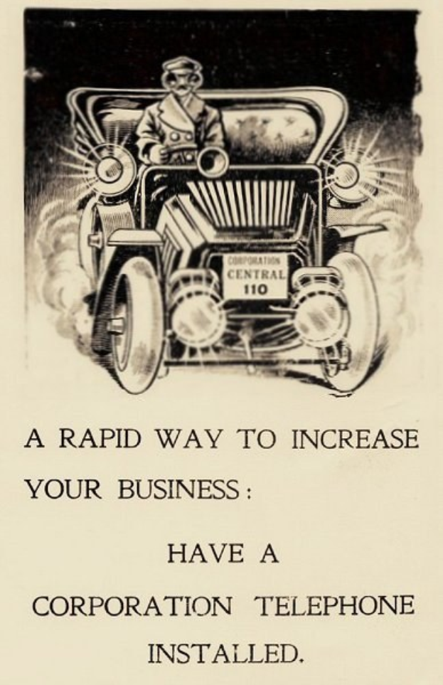 Schwarz-weißes Vintage-Werbeklappbild mit einem Mann in Anzug und Auto mit entschlossener Miene vor einem hellgelben Hintergrund mit blauem Himmel und weißen Wolken, der eine Unternehmens-Telefonwerbung mit fetter schwarzer Schrift präsentiert.
