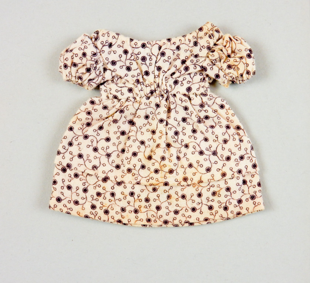 Weißes knielanges Sommerkleid mit rundem Halsausschnitt, kurzen Ärmeln und vollem Rock, das ein komplexes mehrfarbiges Muster auf einem leichten Stoff aufweist.