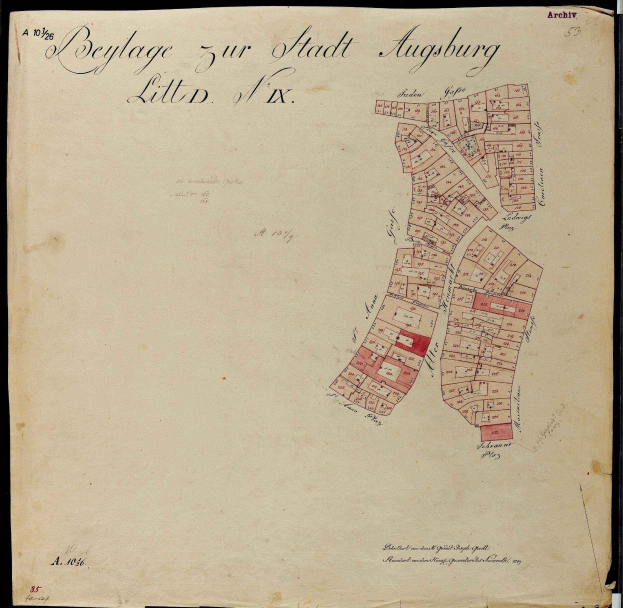 Ein altes Buch mit einer detaillierten Karte von Augsburg, Deutschland, das Straßen, Gebäude und Sehenswürdigkeiten zeigt und von begleitendem Text mit zusätzlichen Informationen.