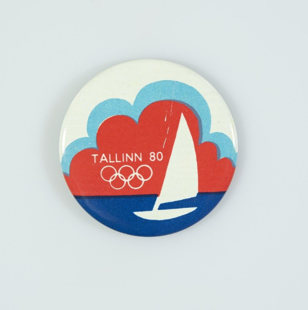 Ein weißes Abzeichen mit einem Segelboot-Logo und der Aufschrift "Tallinn 80 Olympische Spiele", das den 80. Jahrestag der Olympischen Spiele in Tallinn feiert.