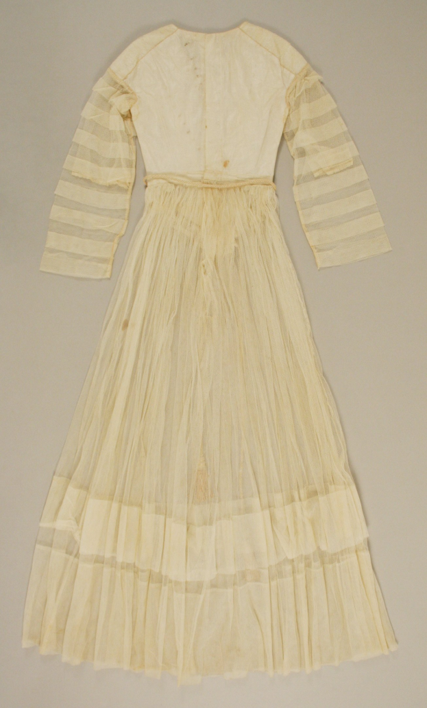 Ein weißes Langarmkleid mit Rüschenrock und dezentem Glanz auf einem weißen Hintergrund.