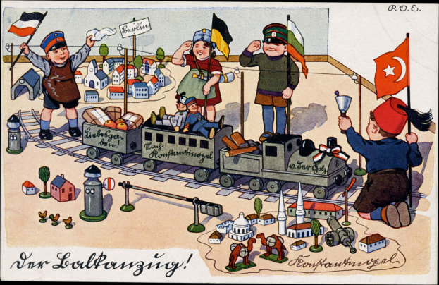 Kinder spielen mit einem Spielzeugrennzug auf einem Eisenbahngeleise in einer Miniatur-Außenanlage mit Häusern, Bäumen und Gegenständen, mit Text unten.