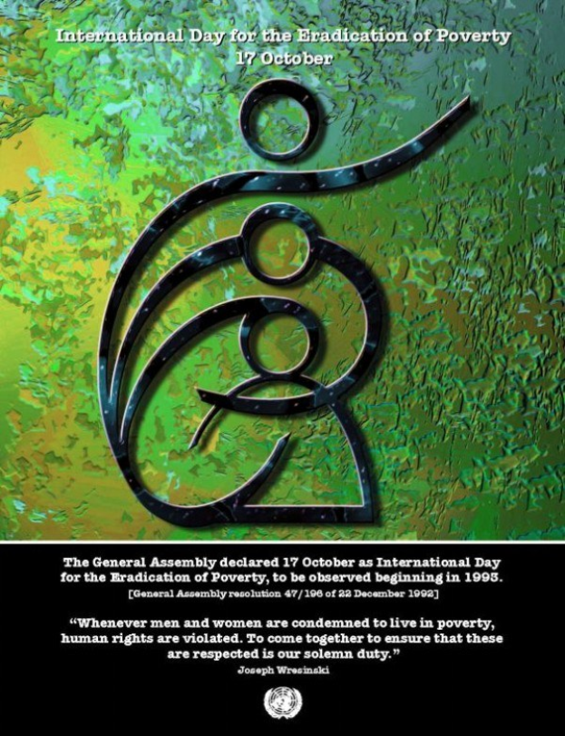 Plakat zum Internationalen Tag zur Beseitigung der Armut mit einem kreisförmigen Logo, das eine Hand in einem Laubkranz zeigt, sowie einer fetten weißen Schrift, die 'Internationaler Tag' lautet, auf einem hellblauen Hintergrund mit einem weißen Rand.