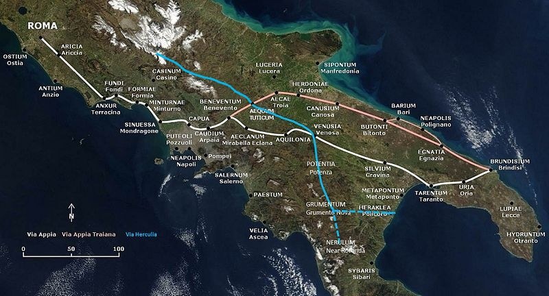 Blaue Linie auf einer Karte von Italien, die eine kreisförmige Bahnroute von Rom nach Rom nachzeichnet, mit beschrifteten Haltestellen entlang des Weges.