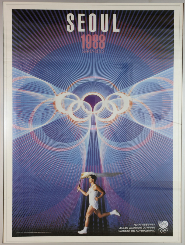 Eine Person, die mit den Olympischen Ringen im Hintergrund läuft, und die Wörter "Olympische Spiele" quer über die Spitze geschrieben, auf einem Plakat für die Olympischen Spiele 1988 in Seoul, Südkorea.