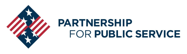 Ein Logo mit den Worten "Partnership for Public Service" in fetter, schwarzer Schrift auf einem weißen Hintergrund, das einen blauen Kreis mit einem weißen Stern in der Mitte zeigt, umgeben von einem weißen Rand und einem blauen und weißen Banner mit dem gleichen Text.