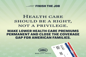 Plakat mit dem Text "Beende den Job: Gesundheit sollte ein Recht sein, nicht ein Privileg" und einer Karte mit der Aufschrift "Mach niedrigere Gesundheitskosten permanent und schließe die Lücke in der Versorgung für amerikanische Familien."