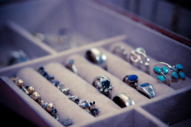 Eine Sammlung von Schmuck und Ringen.