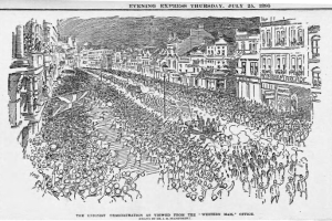 Schwarze und weiße Zeichnung einer Menge, die zwischen Gebäuden eine Straße entlanggeht, mit Text oben und unten: "Die Unionistendemonstration aus der Sicht des Western Mail Office".