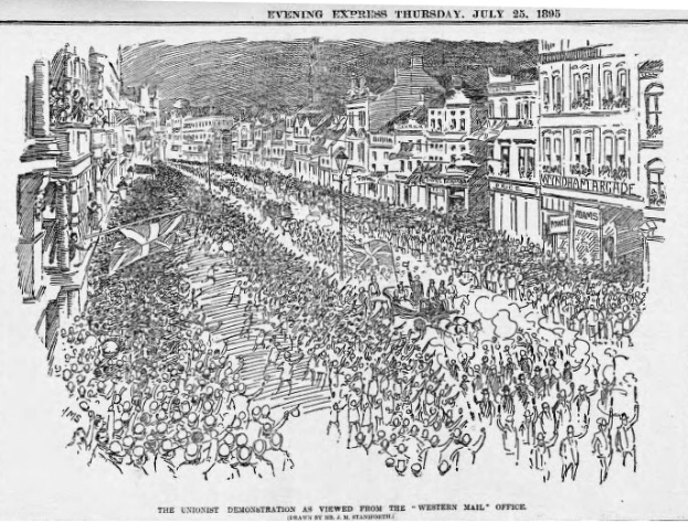 Schwarze und weiße Zeichnung einer Menge, die zwischen Gebäuden eine Straße entlanggeht, mit Text oben und unten: "Die Unionistendemonstration aus der Sicht des Western Mail Office".