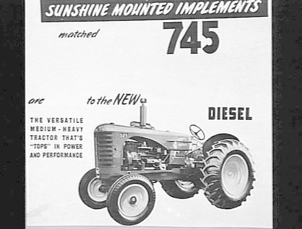 Schwarzer und weißer Werbeplakatentwurf für einen 745 Traktor mit angebauten Geräten, der ein Bild des Traktors und beschreibenden Text enthält.