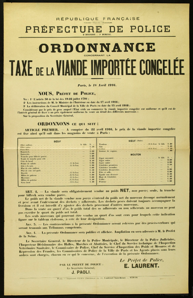 Ein altes, etwas zerknittertes Steuerformular mit schwarzem Hintergrund und weißer Schrift, das Details wie Datum, Uhrzeit und Ort anzeigt.