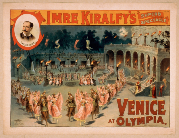 Plakat für Imre Kiralfys Super-Spektakel in Venedig in Olympia, das kostümierte Performer vor einem gebögten und gesäulten Gebäude mit Leuchtmästen und Bäumen im Hintergrund zeigt.