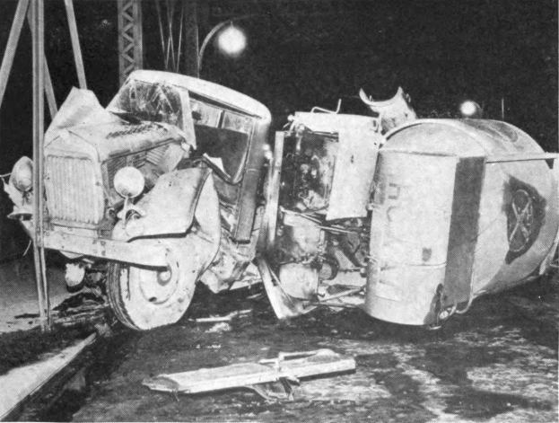 Schwarz-weiß-Foto eines umgestürzten Autos am Straßenrand mit Metallstangen und einer Straßenlaterne im Hintergrund, beschriftet mit '1930s Autounfall' unten.